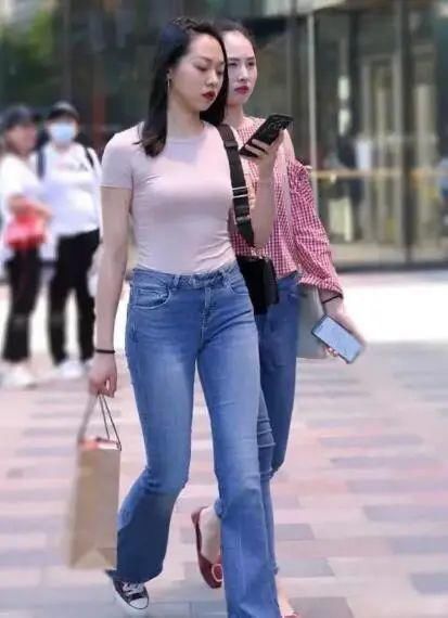 不失|牛仔裤散发出休闲和优雅的味道，同时又不失优雅和大方