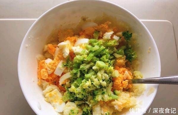 轻松|煮蛋时再加入一个样品,轻松剥皮,鸡蛋又滑又嫩