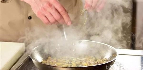 搞定|炒菜太咸怎么办加糖加醋加味精都救不了,简单4招教你搞定