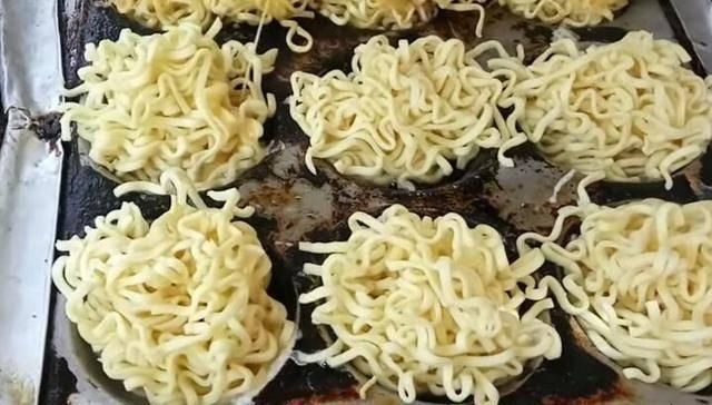  路边|大婶在路边摆摊卖这小吃，路人见了只摇头，试尝后连锅都买走了