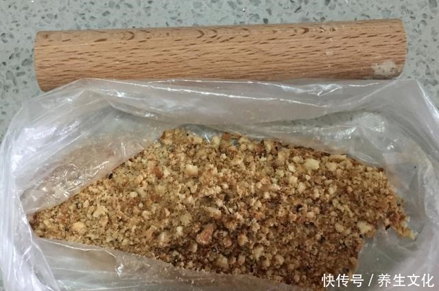 草莓|这蛋糕无需烤箱就能做，香甜嫩滑，入口即化，新手一次成功