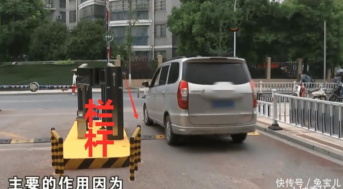  设计|停车场出口3.5米宽，女子开车侧身碰到栏杆，怪栏杆设计不合理