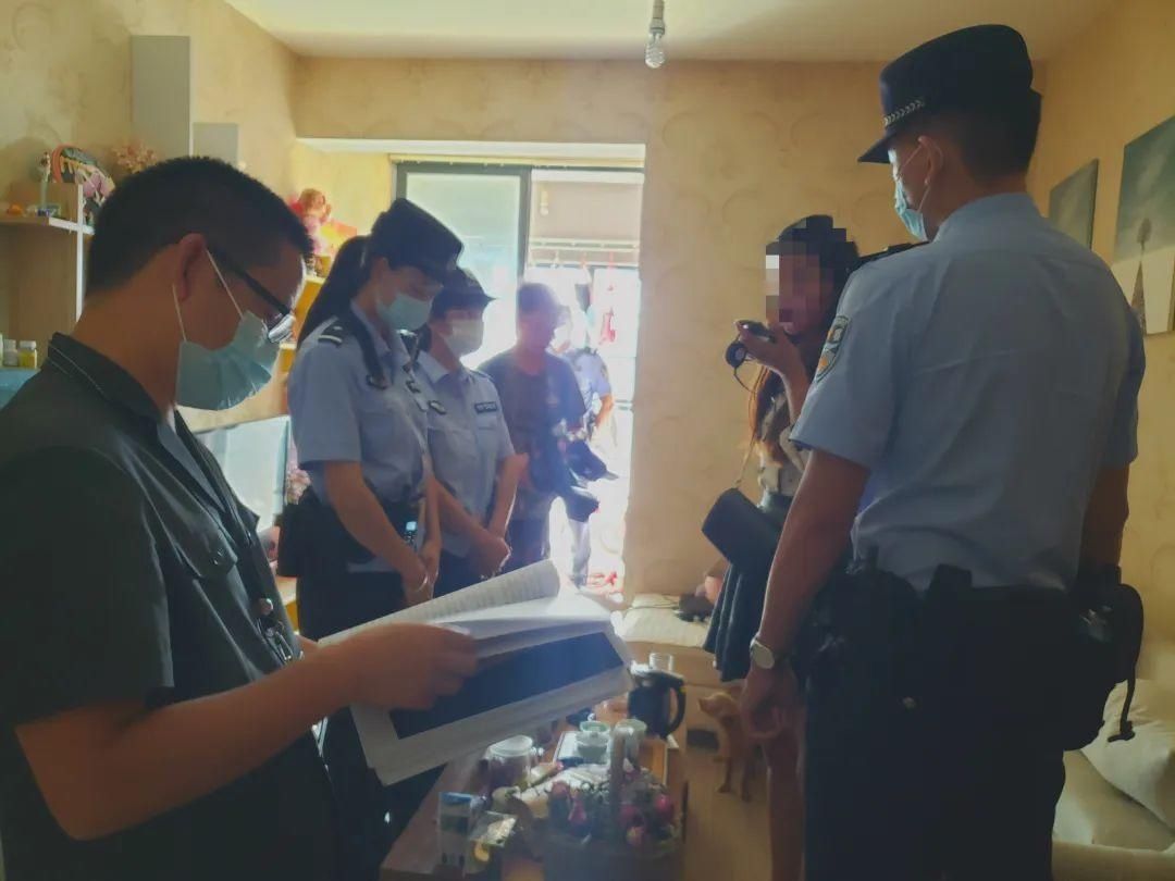 法律|前夫欠下巨额债务女子认为与自己无关，法院上门强制腾房，她竟报警“求助”