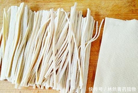  凉拌|凉拌豆腐丝，需要事先焯水吗？掌握1点技巧，豆腐丝爽滑更鲜香