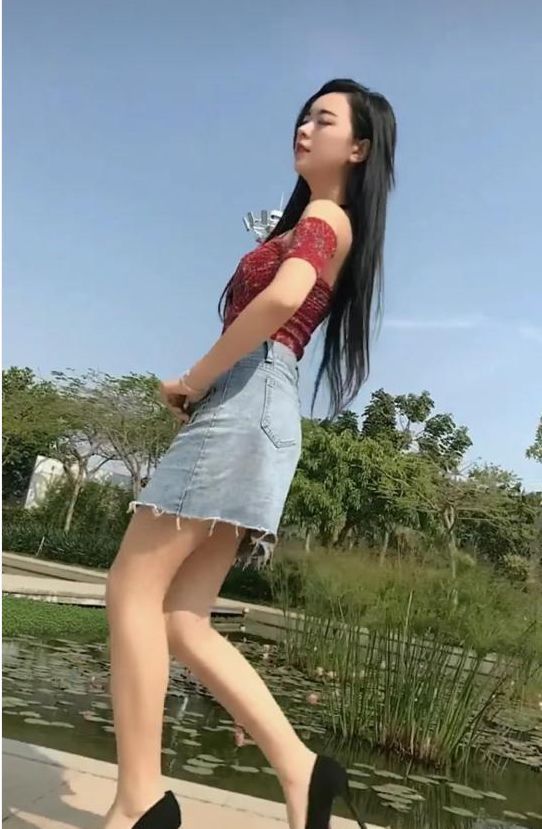 独特|街拍：小美女高端而优雅，彰显独特个性的时尚感