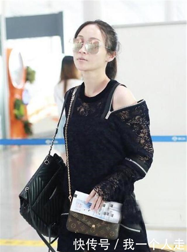 造型|姚笛独自一人现身机场穿着美艳如少女，整体造型却被面部状态毁了