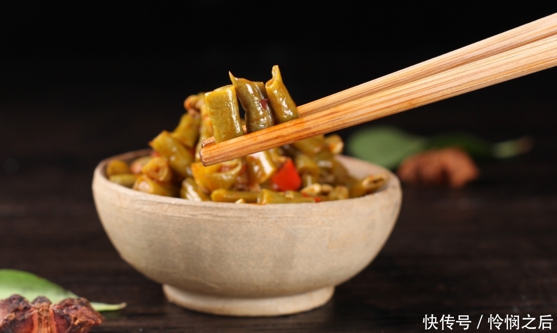 凉开水|腌酸豆角,别用凉开水了!外婆用它,3天就腌好,更酸更脆更营养