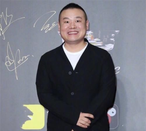 不易|明星的职业假笑,王源、黄明昊还好,看到王一博营业不易,为了生活