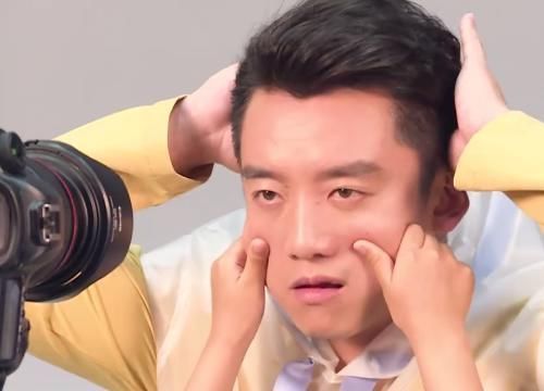 郑恺|跑男家族被小女孩捏脸,郑恺一脸嫌弃,蔡徐坤的反应却尽显宠溺