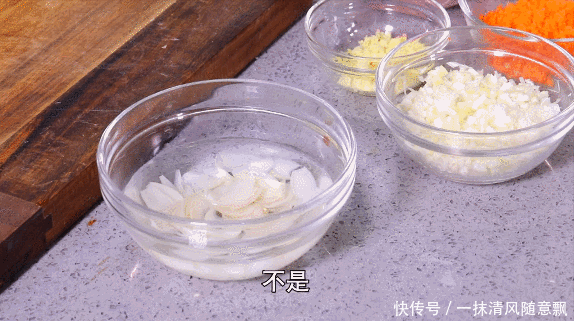  制作|薄脆的冰花煎饺，制作出“冰花”只需要1碗“水”！比煎饺还好吃