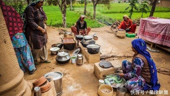 女人|想知道印度女人是怎么做饭的吗？中国游客实拍印度普通农村！