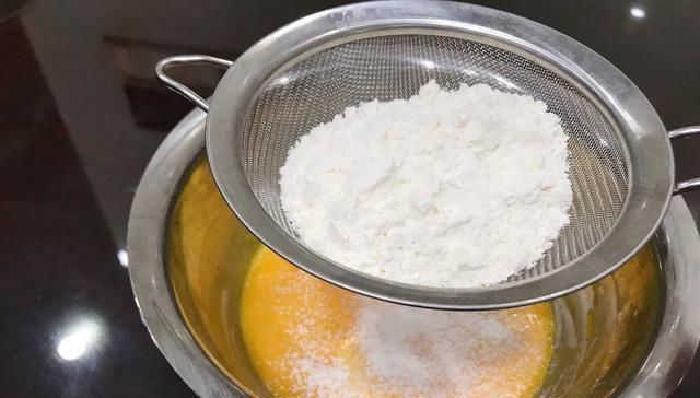 蛋清|做电饭锅蛋糕,不需要加酵母,一样可以做出鲜香、软嫩的蛋糕