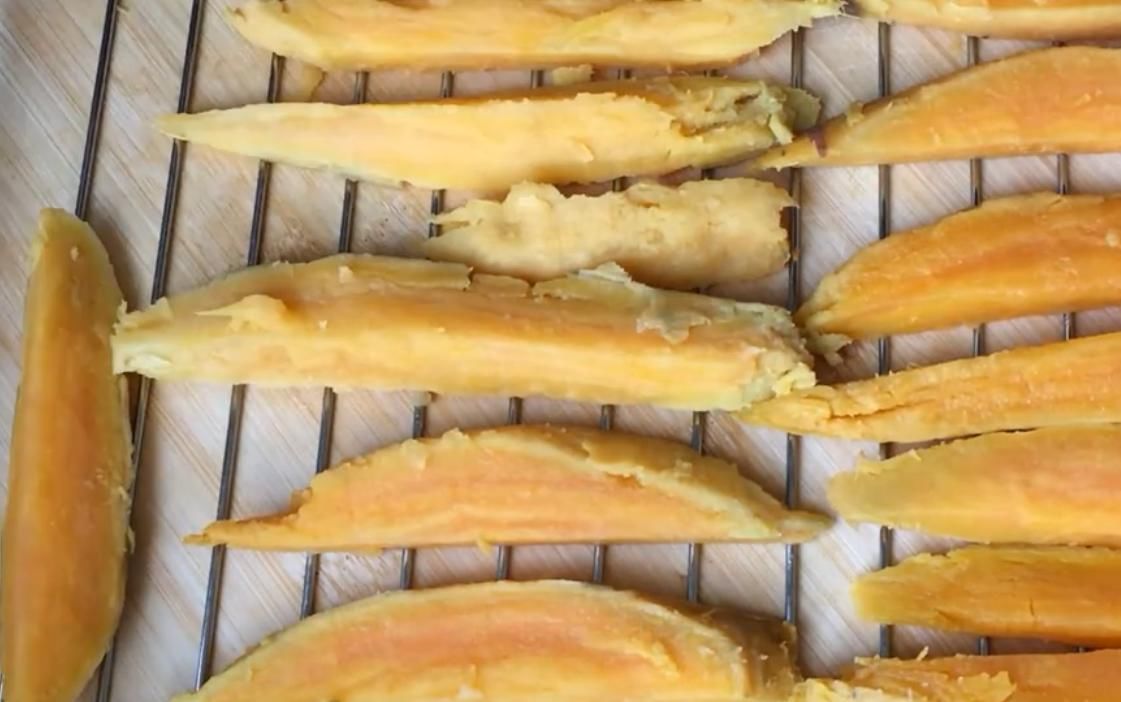 红薯|买几个红薯回家给孩子做个“红薯干”,香甜美味有嚼劲,超好吃