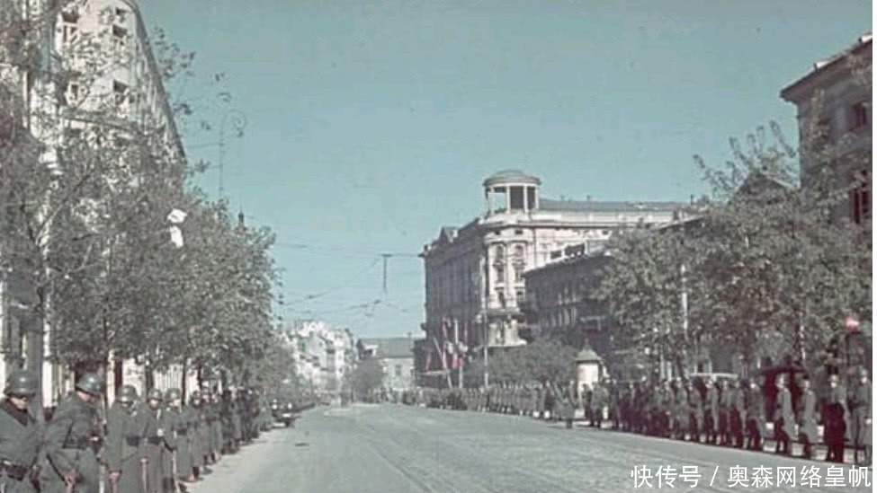 骄傲|老照片：德军攻占波兰，希特勒飞往华沙举行大阅兵，一脸骄傲！