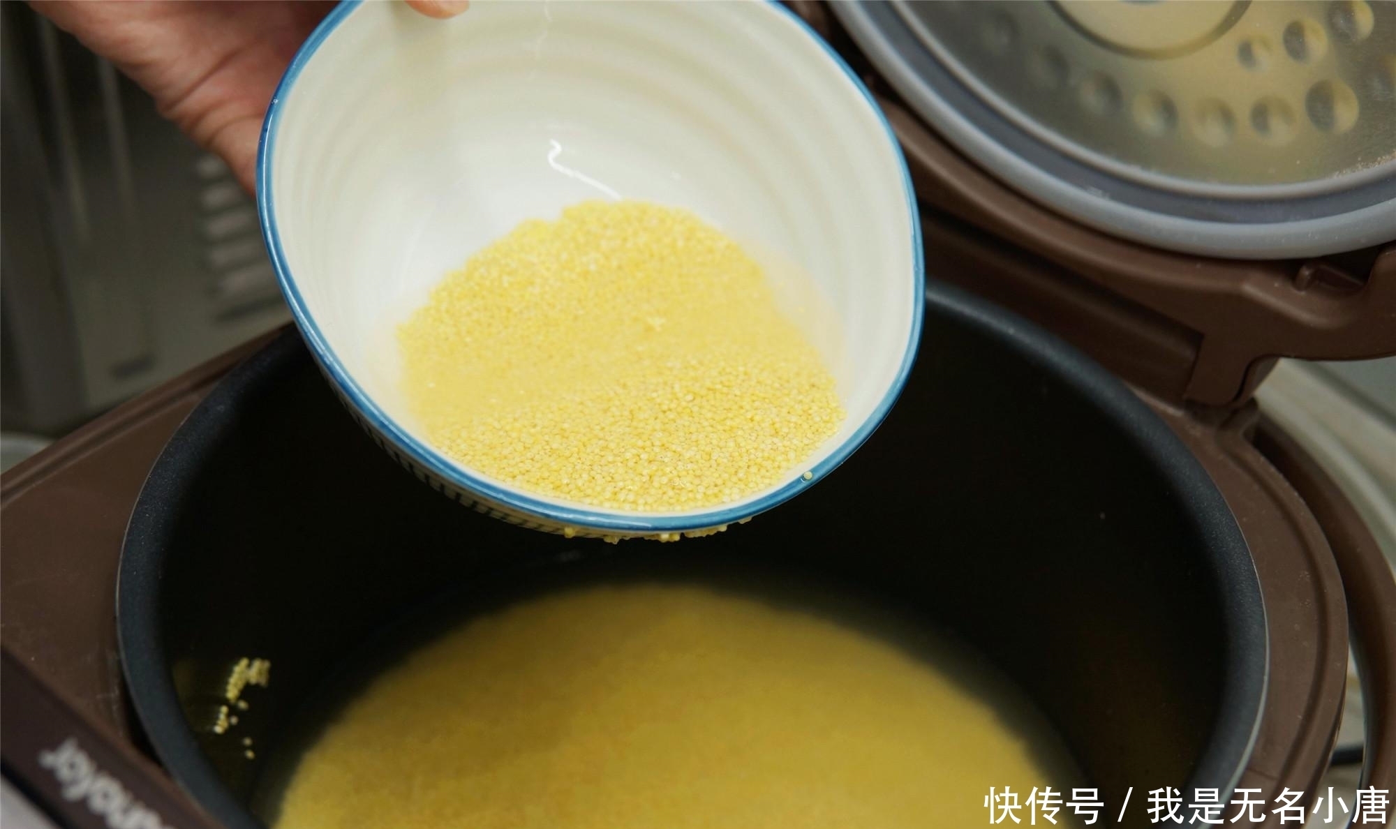 停不下来|小米别熬粥了,加个鸡蛋,配点面粉,咬一口嘎嘣脆,吃的停不下来