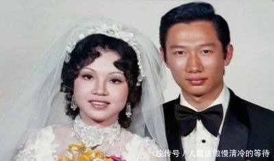  李嘉诚|她不顾家人反对执着下嫁于他，离奇过世后丈夫竟为她盖了一栋楼