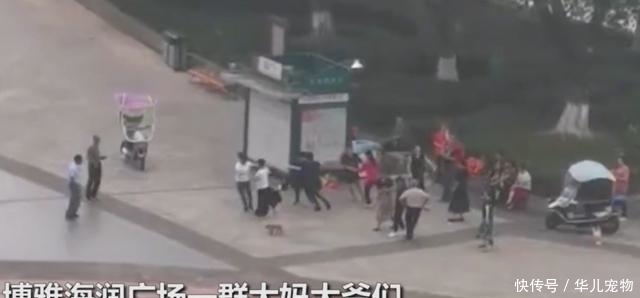 长鸣|918警报长鸣，大妈们仍大放音乐跳广场舞，一小伙这样做