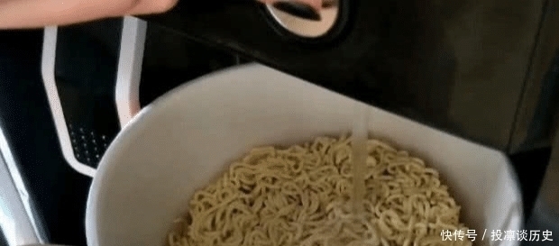 面饼|泡康师傅时,很多人忽视了这个环节,所以泡出的方便面才难吃
