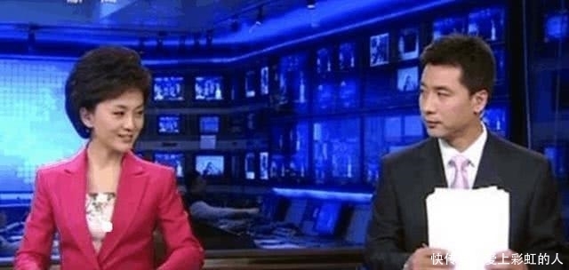  智商|《新闻联播》结尾, 主持人整理稿件原因曝光, 网友: 智商被辗轧!