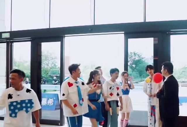  请来|《跑男》下期收视稳了请来当红女神不算啥，见到宋小宝乐开怀