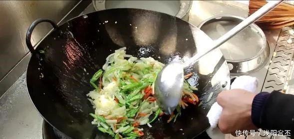 茄丝|炒茄丝有个技巧，茄子提前煸炒，炒出来不黑不油，软滑好吃