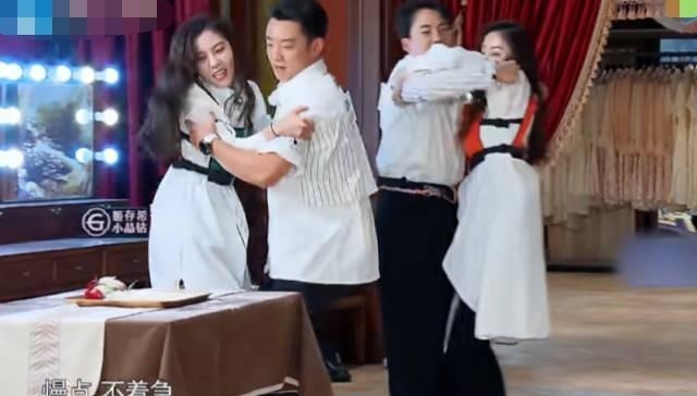 节目|《奔跑吧》郭麒麟张天爱一起做游戏,谁注意到他的手弹幕真相了