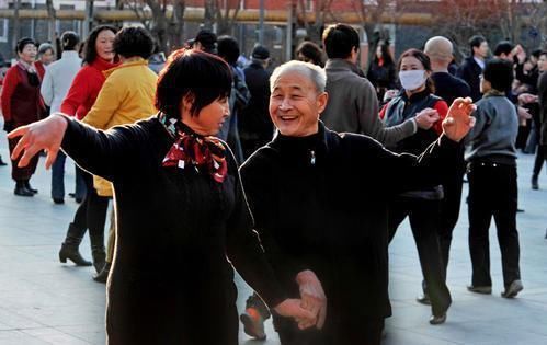 老人|两老人跳广场舞相恋欲结婚，大妈坚持房本上加大爷名字，儿子暴怒