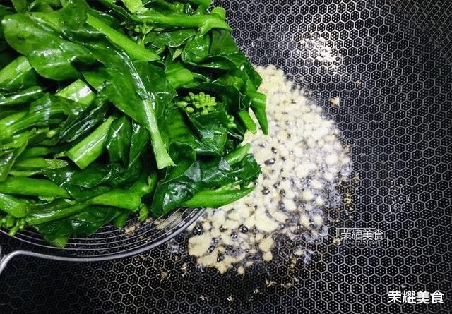  姜汁芥兰|七月遇见这菜别手软，多买几斤也无妨，加点姜末炒，驱寒增食欲