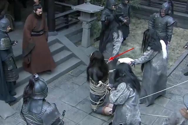 新版|三国演义:同样是绑吕布,老版很有喜感,你看新版被绑成了啥样?