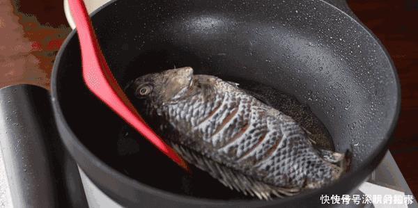  妈妈煎|不管煎什么鱼，直接下锅可不对，先做这一步，鱼皮才完整！