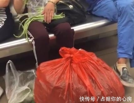 择菜|大妈真勤快，地铁上就开始择菜，下一个动作让人们敬佩