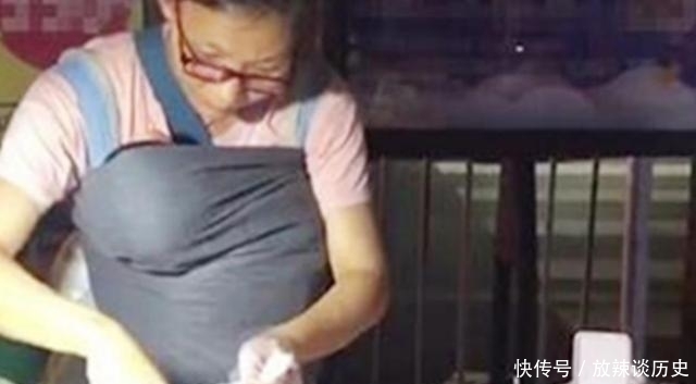 胸前|女子深夜夜市摆摊，胸前缠绕着的布条，顾客看到后深表同情