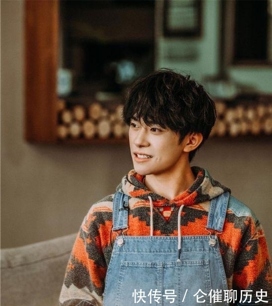  老师|四字弟弟跟何老师约定要穿背带裤，却不告诉他要束腰带，结果上身差距明显