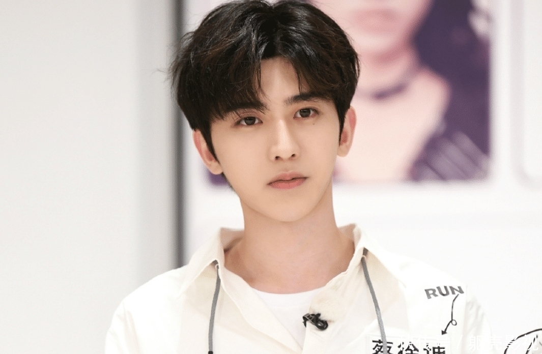 拍下|蔡徐坤参加慰问演出,却偶遇路人拍下生图,真实颜值帅出新高度