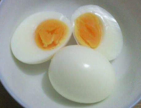 剥皮|煮鸡蛋时,直接下锅煮就错了,多加这1步,鸡蛋又香又嫩还易剥皮