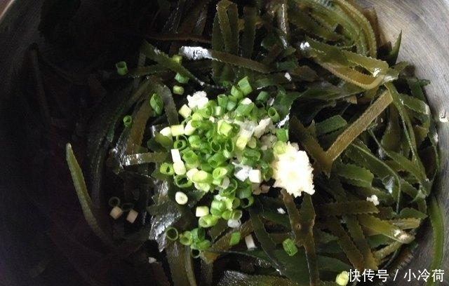 辣椒|凉拌海带脆爽入味操作要点，浇油1步最重要，香菜辣椒要放对位置