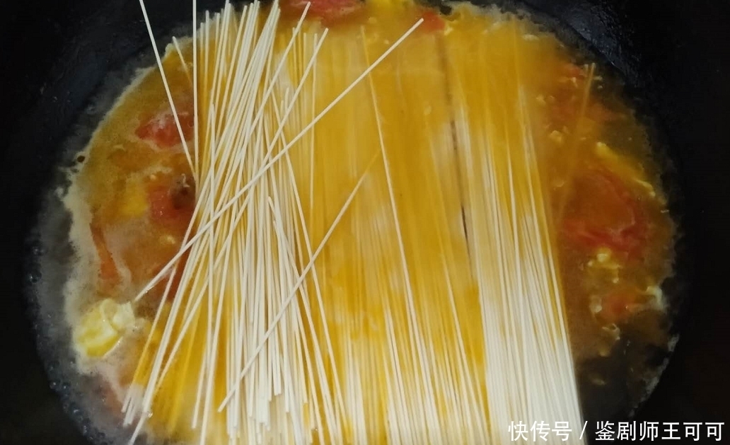 西红柿鸡蛋面|最简单的快手饭,5分钟做两碗,没有大鱼大肉,却吃得舒服