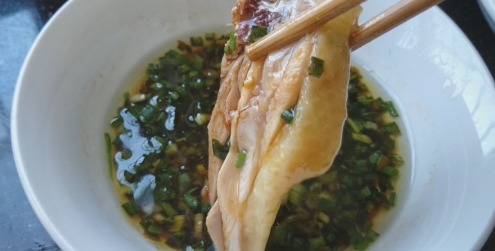 客家|做白切鸡是蒸还是水煮?教你客家正宗做法,2种蘸料,吃着最美味