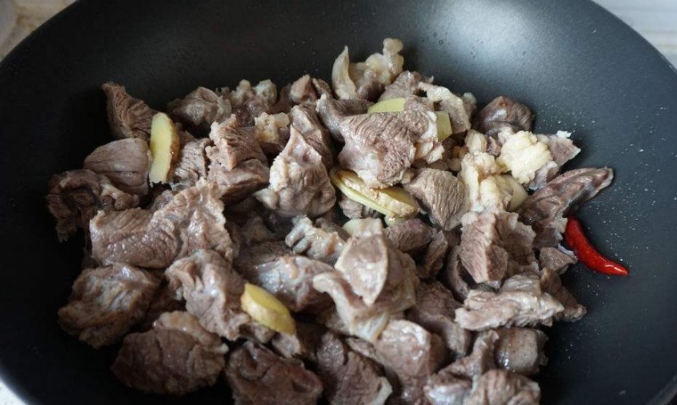 口感|自己炖牛肉不好吃口感差?加这3样,20分钟牛肉软烂美味