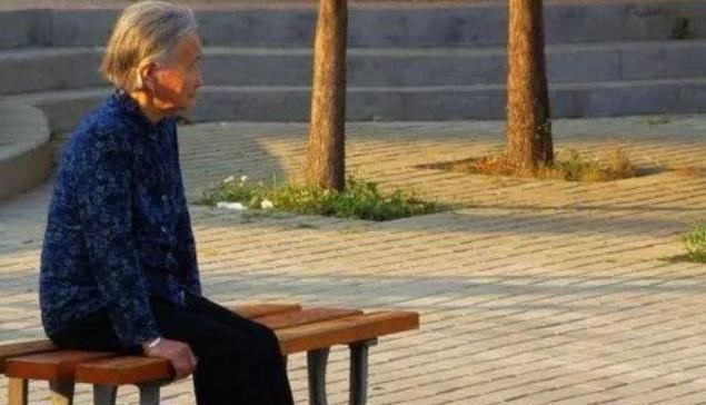  身边|7旬老人从养老院搬出，含泪告诉身边人，生男生女真不一样