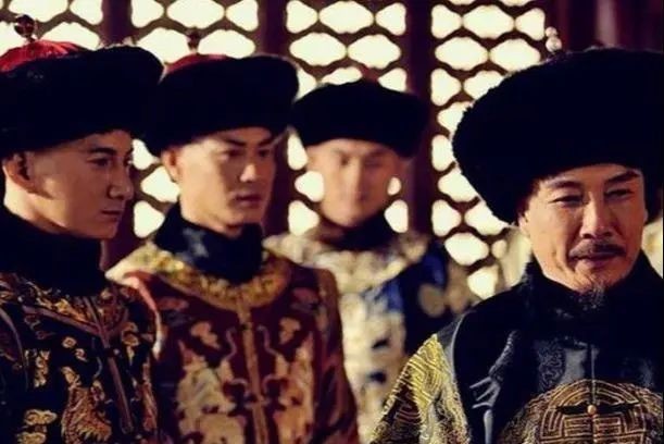 康熙|9子夺嫡,为何康熙遗诏是雍正继位,老八俯首称臣