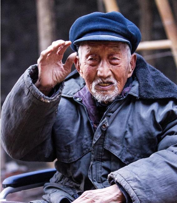  生活|拾荒老人辛辛苦苦积攒的1.8万积蓄被盗，报警时身份曝光，惊动军队领导