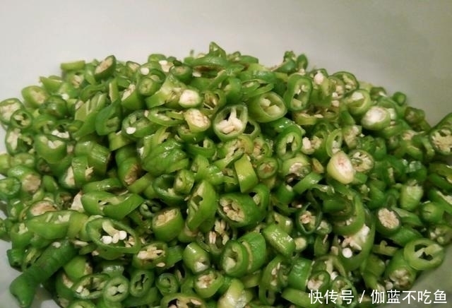 此个|腌辣椒不要只放盐了,学会此个秘制腌法,香辣美味,比吃肉还香