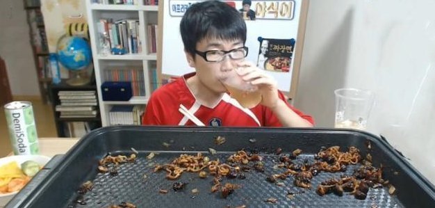 小学生|大胃王吃30斤“火鸡面”,夹一筷子就露馅了,网友骗小学生