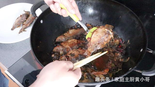  老人|鲫鱼刺多老人小孩不敢吃，小哥教你做香酥鲫鱼，连刺都是酥的