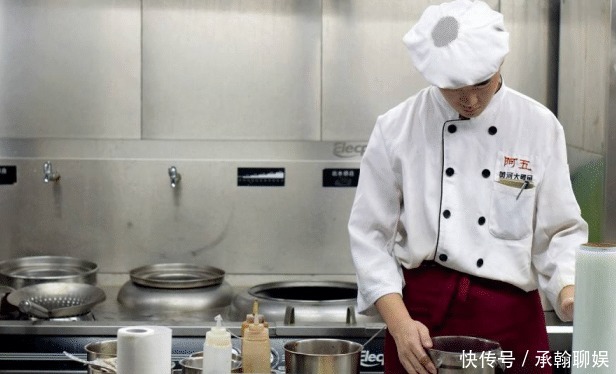喜欢吃|外国人到中国品尝美食,看见中国厨师的做菜方式,表示:真复杂!