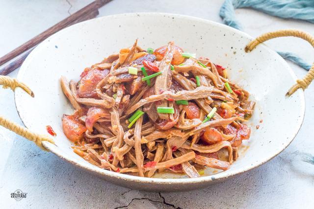  干笋炒腊肠|晚上只烧了1道菜，两个人吃了1锅饭，老公说这种吃法不胖才怪