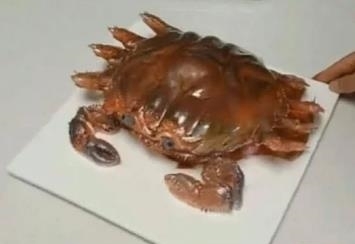 肥美|女孩过生日收到一只肥美的大螃蟹,正准备开吃,切开后发现不一样