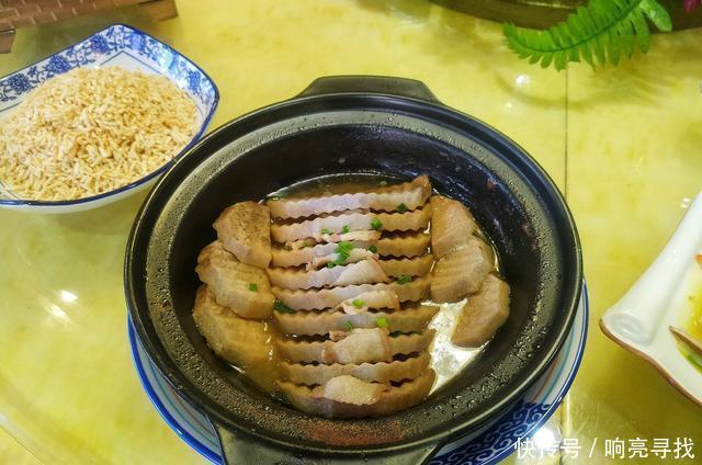 父母|孩子高考581分,父母大摆宴席,一桌十几道菜花了800元,真豪爽