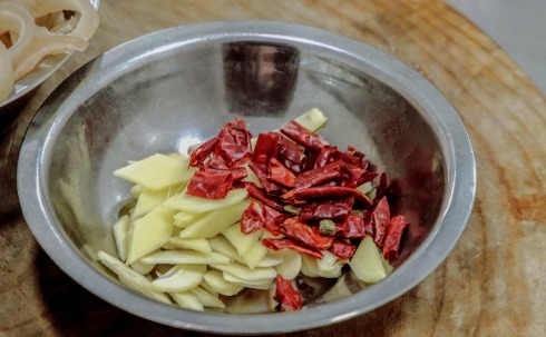 猪皮|喜欢吃猪皮的看看这做法,5块钱猪皮做一大盆,好吃到流口水